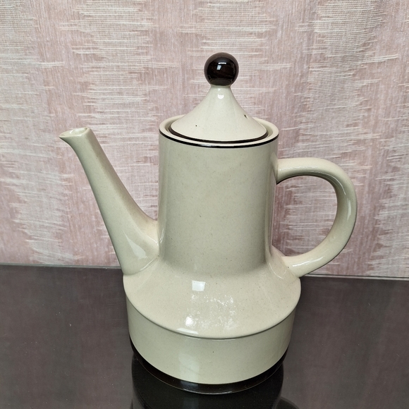 Vintage STRAWBERRIES 🍓 pitcher with lid, freezer to oven stoneware. - Picture 1 of 13